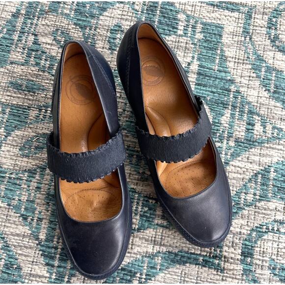 Nurture Navy Blue Leather Wedge Heels with Ribbed Strap - Women's 6M - Picture 2 of 6